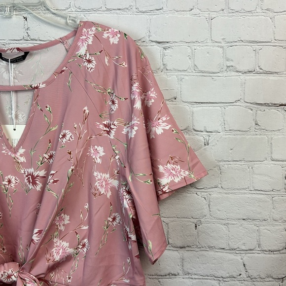 BloomChic Pink Floral Ruffle Sleeve Keyhole Tie Front Top Plus Size 1X - Picture 3 of 6